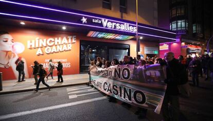 Vecinos de Tetuán protestan contra las casas de apuestas en el barrio.