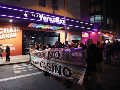 Vecinos de Tetuán protestan contra las casas de apuestas en el barrio.