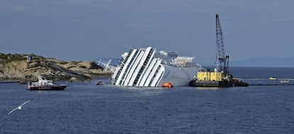 Técnicos trabajan para extraer el combustible del 'Costa Concordia'.