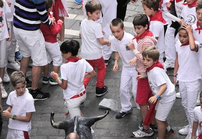 Niños participan en el 'encierro txiki' de los Sanfermines, Pamplona. 