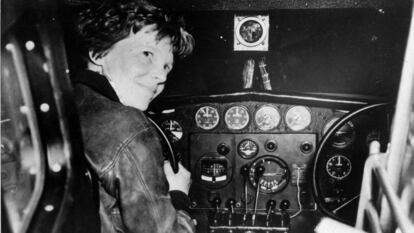 Fotografia cedida pelo Arquivo Nacional dos EUA mostra a piloto norte-americana Amelia Earhart antes de sua última decolagem, em 2 de julho de 1937, em Lae (Nova Guiné).