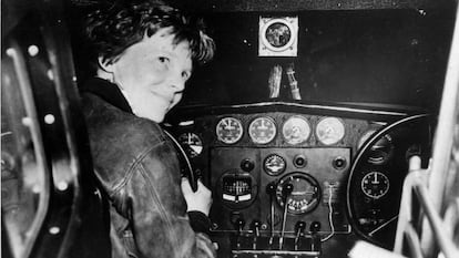 Fotografia cedida pelo Arquivo Nacional dos EUA mostra a piloto norte-americana Amelia Earhart antes de sua última decolagem, em 2 de julho de 1937, em Lae (Nova Guiné).