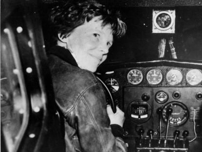 Fotografia cedida pelo Arquivo Nacional dos EUA mostra a piloto norte-americana Amelia Earhart antes de sua última decolagem, em 2 de julho de 1937, em Lae (Nova Guiné).