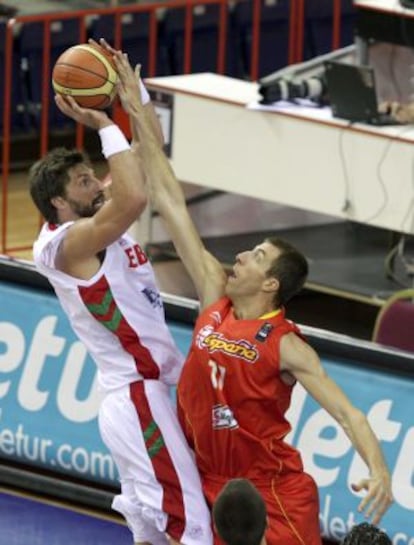 Fran V&aacute;zquez tapona el lanzamiento de Jackson Vroman durante el Mundial de baloncesto de Turqu&iacute;a, en 2010.