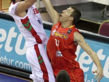 Fran Vázquez tapona el lanzamiento de Jackson Vroman durante el Mundial de baloncesto de Turquía, en 2010.