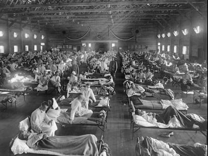 Víctimas de la gripe  española de 1918 hacinadas en un hospital de emergencia en Fort Riley, Kansas.