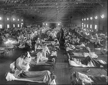 Víctimas de la gripe  española de 1918 hacinadas en un hospital de emergencia en Fort Riley, Kansas.