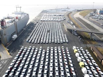 Veh&iacute;culos de Volkswagen listos para la exportaci&oacute;n en el puerto de Endem