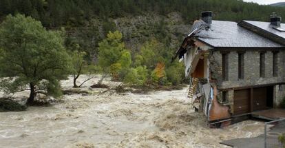 La fuerte corriente del río Aragón se lleva parte de una casa a su paso por Castiello (Huesca).