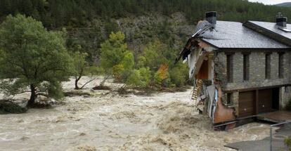 La fuerte corriente del r&iacute;o Arag&oacute;n se lleva parte de una casa a su paso por Castiello (Huesca).