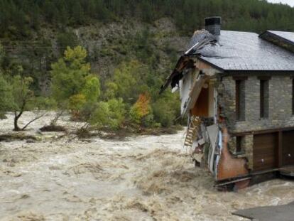 La fuerte corriente del r&iacute;o Arag&oacute;n se lleva parte de una casa a su paso por Castiello (Huesca).