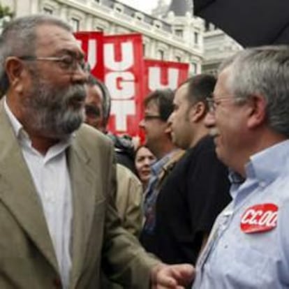 Los secretarios generales de CC OO, Ignacio Fernández Toxo, y UGT, Cándido Méndez, al comienzo de la manifestación de los empleados públicos esta tarde en Madrid