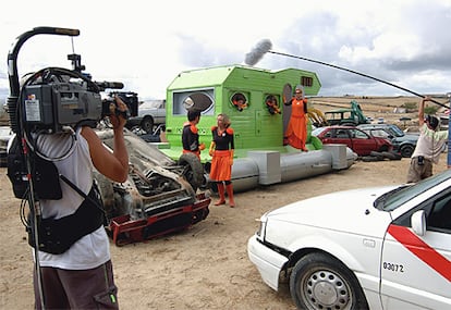 Actores y equipo técnico en la preparación de una escena.