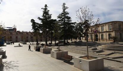 Plaza de España de San Fernando con las viviendas rehabilitadas, pero sin habitar