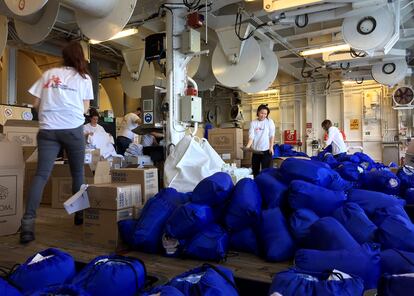El equipo de MSF prepara las bolsas con agua y comida que recibirán las personas rescatadas.