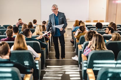 Un profesor entrega los resultados de un examen.