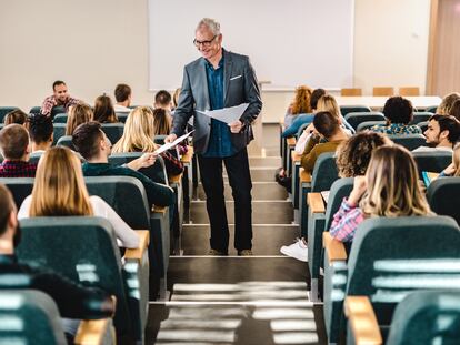 Un profesor entrega los resultados de un examen.