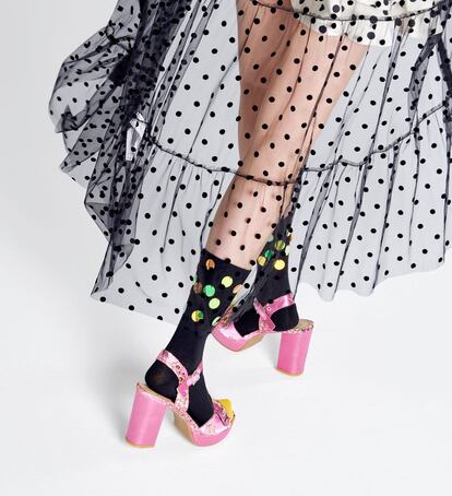 ¿Quién dijo que unos calcetines no podían ser protagonista de un look de fiesta? El modelo Viktoria de Happy Socks con grandes lentejuelas demuestra que pueden serlo. El accesorio que buscabas para dar el golpe de efecto definitivo tiene un predio de 14 euros.