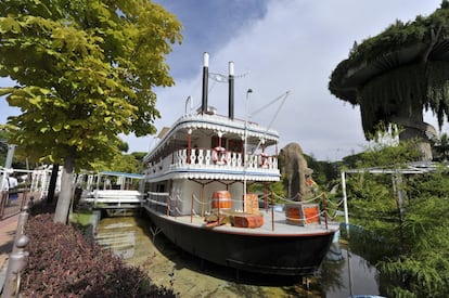 Otra de las atracciones que más marcaron fue la Reina de África, que entre 1973 y 2010, ancló un barco de vapor del Mississippi en plena Casa de Campo. Por dentro, un oscuro recorrido repleto de obstáculos ponían a prueba la agilidad de los visitantes.