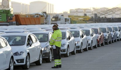 Un operario controla el embarque, esta ma&ntilde;ana en el puerto de Barcelona, de coches de la marca Seat con destino a China. 