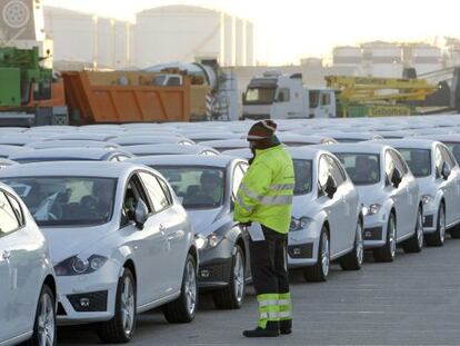 Un operario controla el embarque, esta ma&ntilde;ana en el puerto de Barcelona, de coches de la marca Seat con destino a China. 