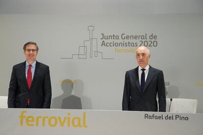 El presidente de Ferrovial, Rafael del Pino (D), y el consejero delegado, Ignacio Madridejos, en la junta de accionistas.