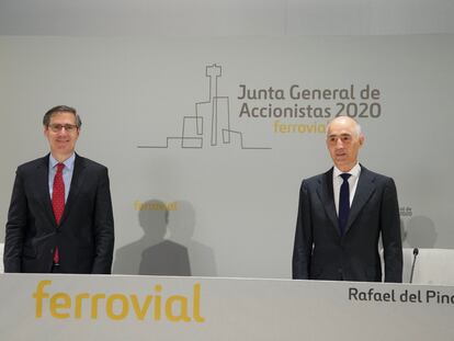 El presidente de Ferrovial, Rafael del Pino (D), y el consejero delegado, Ignacio Madridejos, en la junta de accionistas.