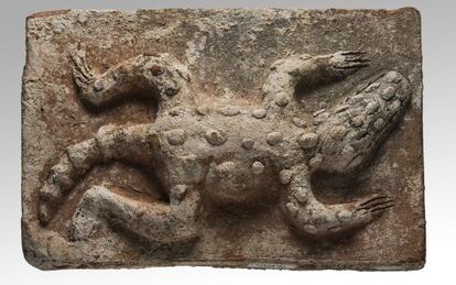 Ladrillo ornamentado con un cocodrilo de la zona arqueológica de Comalcalco (Tabasco), periodo clásico antiguo (250-600 d.C.)