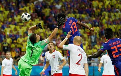 Yerry Mina anota el primer gol de Colombia.