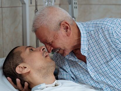 Hernando Bernal abraza a su hijo Julio, quien esta en espera de una muerte asistida.