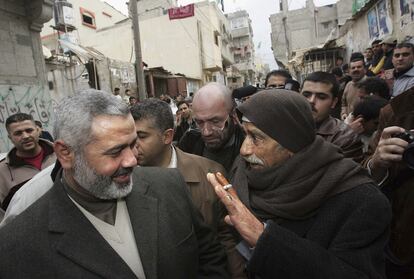 Haniya recorre el campamento de refugiados Al Shati, días antes de ser nombrado primer ministro, en 2006.