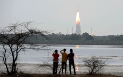 Lanzamiento del primer satélite desarrollado en Chile, el SUCHAI 1, a bordo del vehículo polar PSLV-C38 en el Centro Espacial de Sriharikota (India).