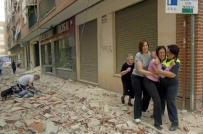 Una mujer llora desconsolada mientras un hombre atiende a otra persona tras el terremoto.