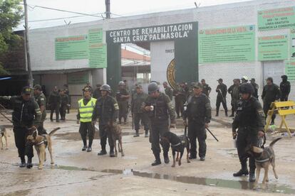 Decenas de polic&iacute;as montan guardia tras un operativo policial en la c&aacute;rcel de Palmasola (Bolivia).