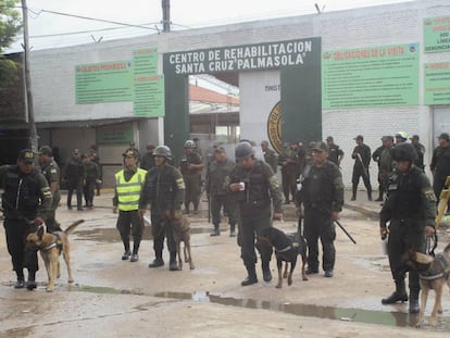 Decenas de policías montan guardia tras un operativo policial en la cárcel de Palmasola (Bolivia).