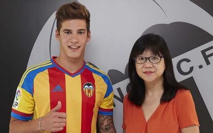 Santi Mina posa junto a Lay Hoon, presidenta del Valencia.