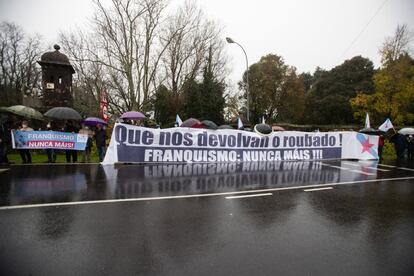 Manifestantes del BNG durante el acto de entrega de las llaves del pazo de Meirás el pasado diciembre.