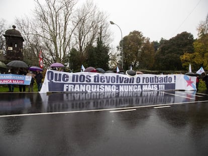 Manifestantes del BNG durante el acto de entrega de las llaves del pazo de Meirás el pasado diciembre.