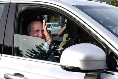 Juan Carlos I saluda a su llegada a la vivienda de su amigo en Sanxenxo, Pontevedra.