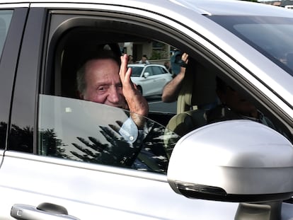 Juan Carlos I saluda a su llegada a la vivienda de su amigo en Sanxenxo, Pontevedra.