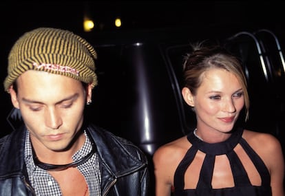 Kate Moss y Johnny Depp estuvieron juntos de 1994 a 1997. En esos tres años, se convirtieron en una de las parejas más icónicas de la época. La escritora Maureen Callahan publicó en su libro ‘Champagne Supernovas’ (2014) que la relación había sido una mezcla de drogas, alcohol y violencia. La modelo tuvo que ingresar en un centro de rehabilitación tras la ruptura