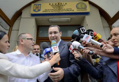 Victor Ponta a la salida de la fiscal&iacute;a anticorrupci&oacute;n en Bucarest, este viernes.