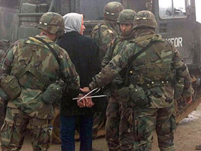 Soldados de la Kfor detienen a un albanés en 2001 cerca de la frontera entre Kosovo y Macedonia.
