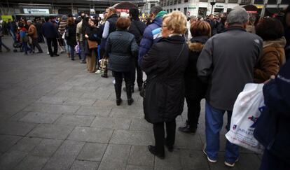 El año pasado, tras una buena Navidad, se quedó en 87 puntos. Y el pequeño comercio se lleva la peor parte: su nivel de ventas en octubre de este año era todavía un 25% inferior al de 2007. En la imagen, cola de gente para comprar lotería en la Puerta del Sol.