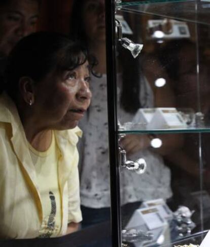 Una visitante en exhibición de joyas confiscadas por la justicia mexicana.