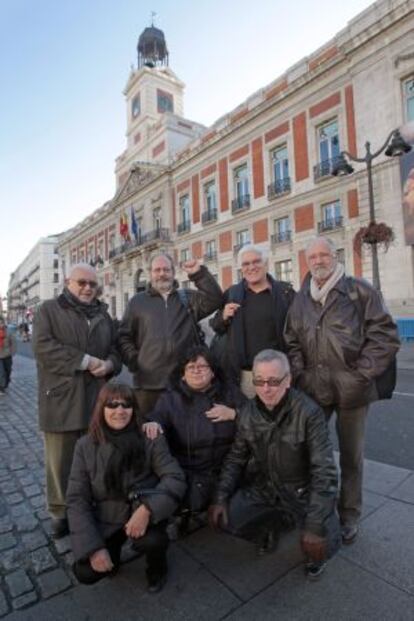 Un grupo de expresos franquistas posa ante lo que fue la Dirección General de Seguridad durante la dictadura y hoy es la sede de la Comunidad de Madrid.