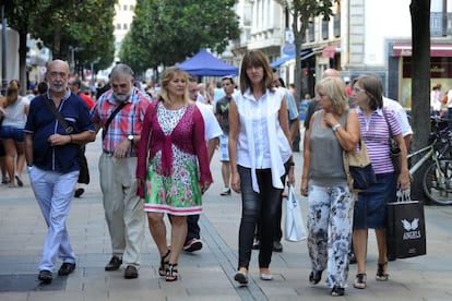 Idoia Mendia, con camisa blanca, se dirige a mantener un contacto con afiliados del PSE-EE en Vitoria.
