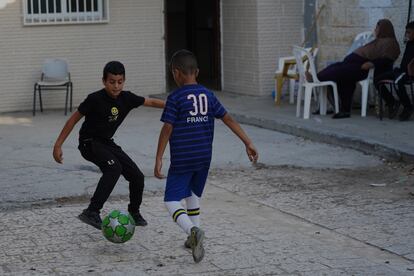 Niños palestinos juegan el pasado jueves en una calle de la ciudad de Lod (Israel), donde el 80% de la población es judía y el 20% árabe.