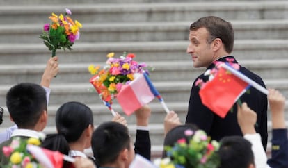 Macron es recibido en el Gran Salón del Pueblo, en Pekín, este miércoles.