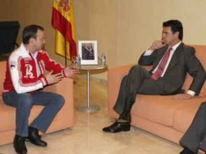 El ministro de Industria, Energía y Turismo, José Manuel Soria (d), se reunió hoy en Madrid con el vicepresidente del Gobierno de la Federación de Rusia, Arkady Dvorkovich.